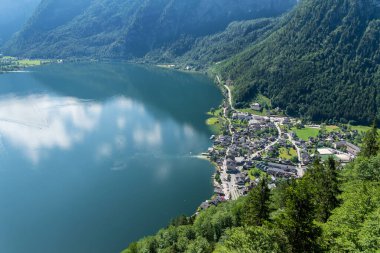 Yazın bulutlu Hallstatt Gölü, Avusturya