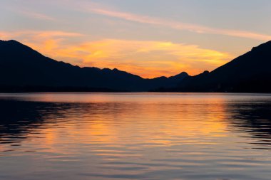 Yazın gün batımında Wolfgang Gölü, Avusturya