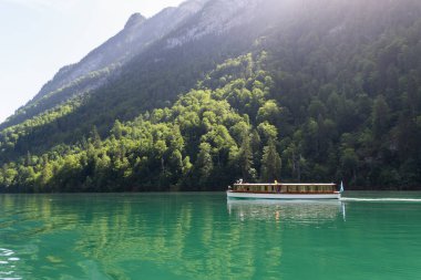 Almanya 'da Konigssee Gölü' nde yaz mevsiminde tekneler
