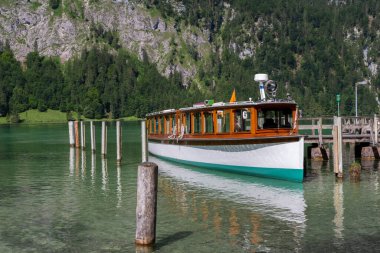 Almanya 'da Konigssee Gölü' nde yaz mevsiminde tekneler