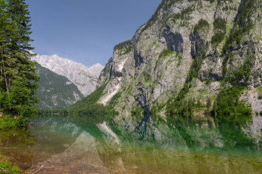 Almanya 'da Konigssee Gölü' nde yaz mevsiminde tekneler