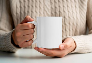 Elleri Tutan Beyaz Kupa Konforlu