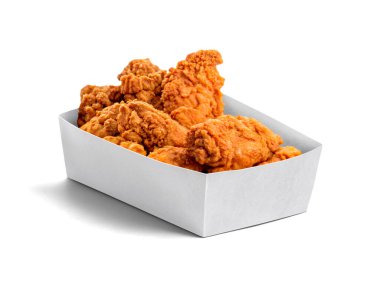 Beyaz arkaplanda kızarmış tavuk paketleme 