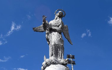 Quito Ekvador şehrinde mavi gökyüzü olan Panecillo 'nun bakiresi.