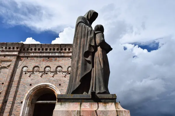 Cuenca Katedrali 'nin kubbesindeki Bakire Meryem. Güzel ve antik mimari..