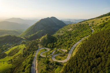 İtalya 'nın Marche bölgesinde Monte Nerone yamacındaki kavisli yol manzarası