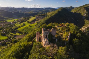 İtalya 'nın Marche bölgesindeki kalenin hava manzaralı harabeleri