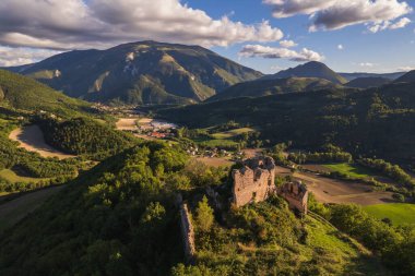 İtalya 'nın Marche bölgesindeki kalenin hava manzaralı harabeleri