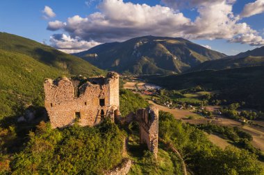 İtalya 'nın Marche bölgesindeki kalenin hava manzaralı harabeleri