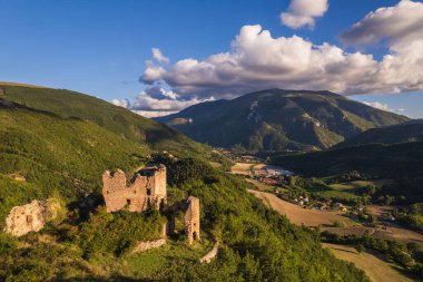 İtalya 'nın Marche bölgesindeki kalenin hava manzaralı harabeleri