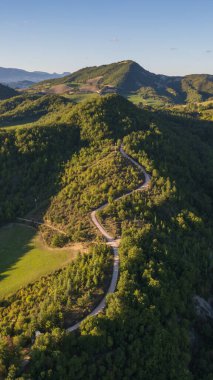 İtalya 'nın Marche bölgesindeki kırsal hava manzarası