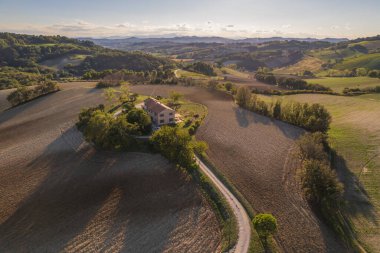 İtalya 'nın Marche bölgesindeki kırsal hava manzarası