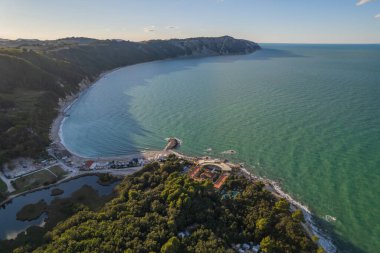 Portonovo 'daki İtalyan kıyılarının havadan görünüşü