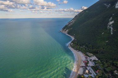 Portonovo 'daki İtalyan kıyılarının havadan görünüşü