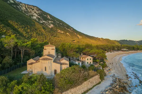 İtalya 'daki Portonovo' nun havadan görünüşü