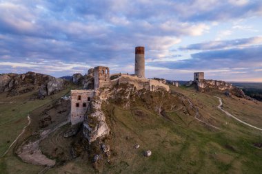 Polonya 'daki Olsztyn' deki kalenin hava manzarası yıkılıyor