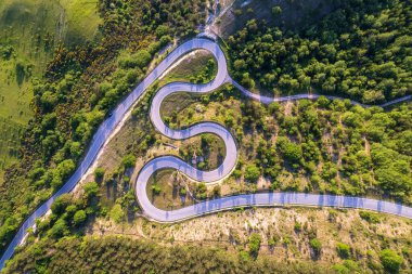 İtalya 'nın Marche bölgesinde Monte Nerone yamacındaki kavisli yol manzarası