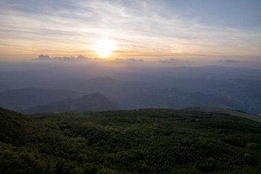 İtalya 'nın Marche bölgesinde Monte Nerone yamacındaki çayır manzarası