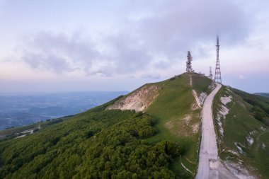 İtalya 'nın Marche bölgesindeki Monte Nerone' un hava görüntüsü