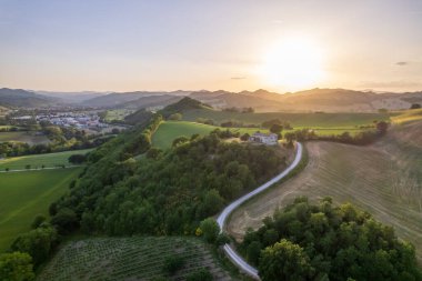 İtalya 'nın Marche bölgesindeki kırsal hava manzarası