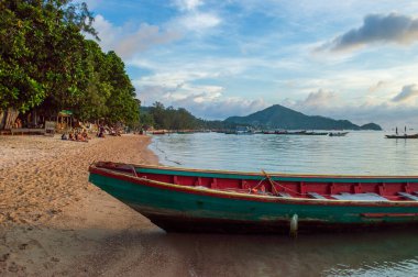 Koh Tao sahilinde bir tekne.