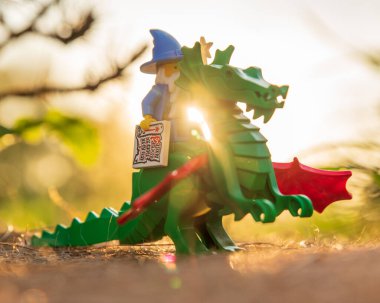 Lego büyücüsü ejderhanın minyatür figürü