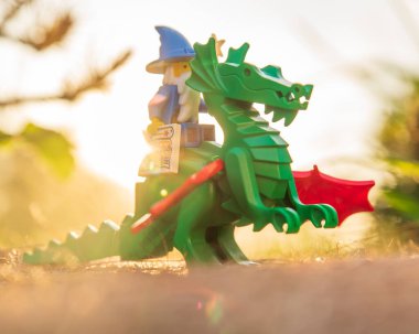 Lego büyücüsü ejderhanın minyatür figürü