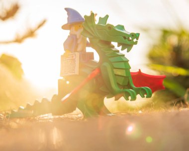 Lego büyücüsü ejderhanın minyatür figürü