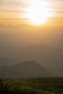 İtalya 'nın Marche bölgesinde Monte Nerone yamacında gün batımı manzarası