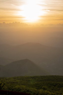 İtalya 'nın Marche bölgesinde Monte Nerone yamacında gün batımı manzarası