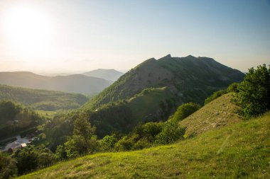 İtalya 'nın Marche bölgesinde Monte Nerone yamacındaki çayır manzarası