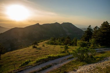 İtalya 'nın Marche bölgesinde Monte Nerone yamacındaki çayır manzarası
