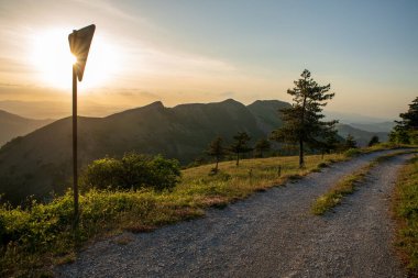 İtalya 'nın Marche bölgesinde Monte Nerone yamacındaki çayır manzarası