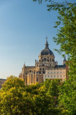 Madrid 'deki Katedral de la almudena Manzarası