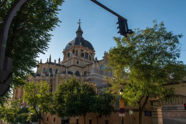 Madrid 'deki Katedral de la almudena Manzarası