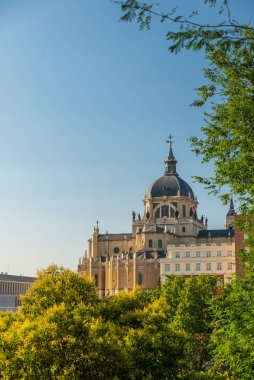 Madrid 'deki Katedral de la almudena Manzarası