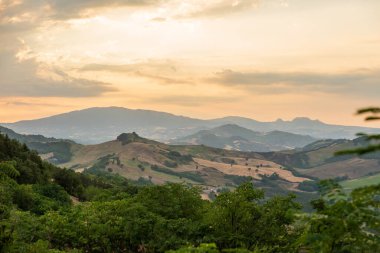 İtalya 'nın Marche bölgesindeki kırsal hava manzarası