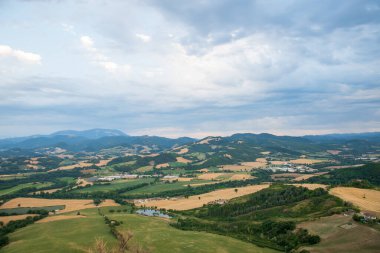 İtalya 'nın Marche bölgesindeki kırsal hava manzarası