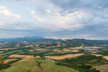 İtalya 'nın Marche bölgesindeki kırsal hava manzarası