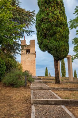 İtalya 'nın Marche bölgesindeki Peglio kasabasındaki Torre Campanaria manzarası