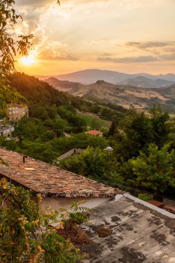 İtalya 'nın Marche bölgesindeki Peglio kasabasının manzarası