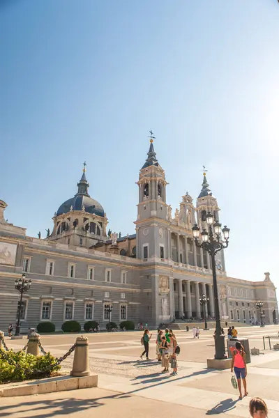 Madrid 'deki katedral manzarası
