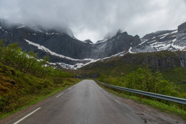 Norveç 'in kuzeyindeki Lofoten adalarındaki yol manzarası