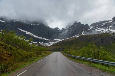 Norveç 'in kuzeyindeki Lofoten adalarındaki yol manzarası