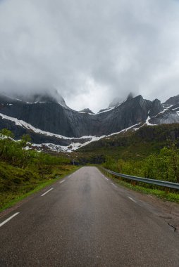 Norveç 'in kuzeyindeki Lofoten adalarındaki yol manzarası