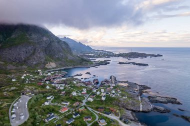 Norveç 'teki Lofoten adalarının sonundaki köyün havadan görünüşü