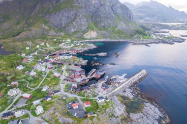 Norveç 'teki Lofoten adalarının sonundaki köyün havadan görünüşü