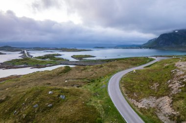 Norveç Lofoten Adaları 'ndaki yol manzarası