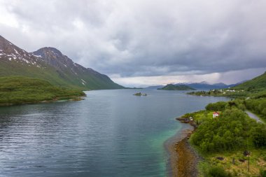 Norveç 'teki Lofoten adalarındaki yol manzarası