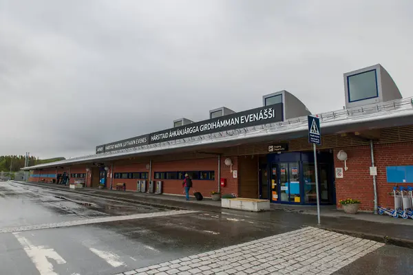 Kuzey Norveç 'teki Narvik havaalanına giriş görüntüsü